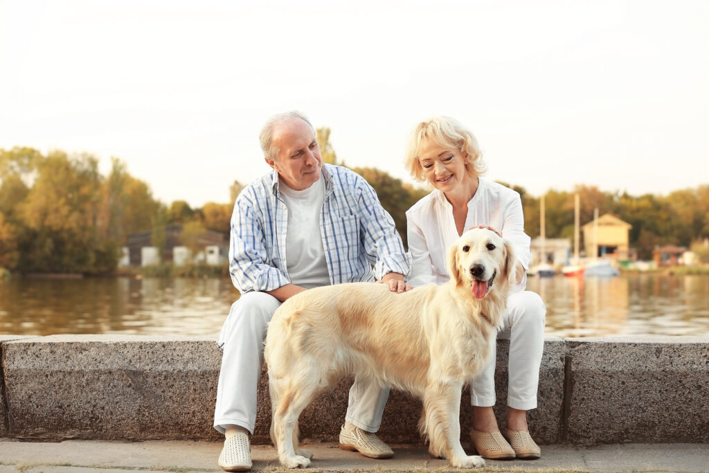 coppia di anziani e cane