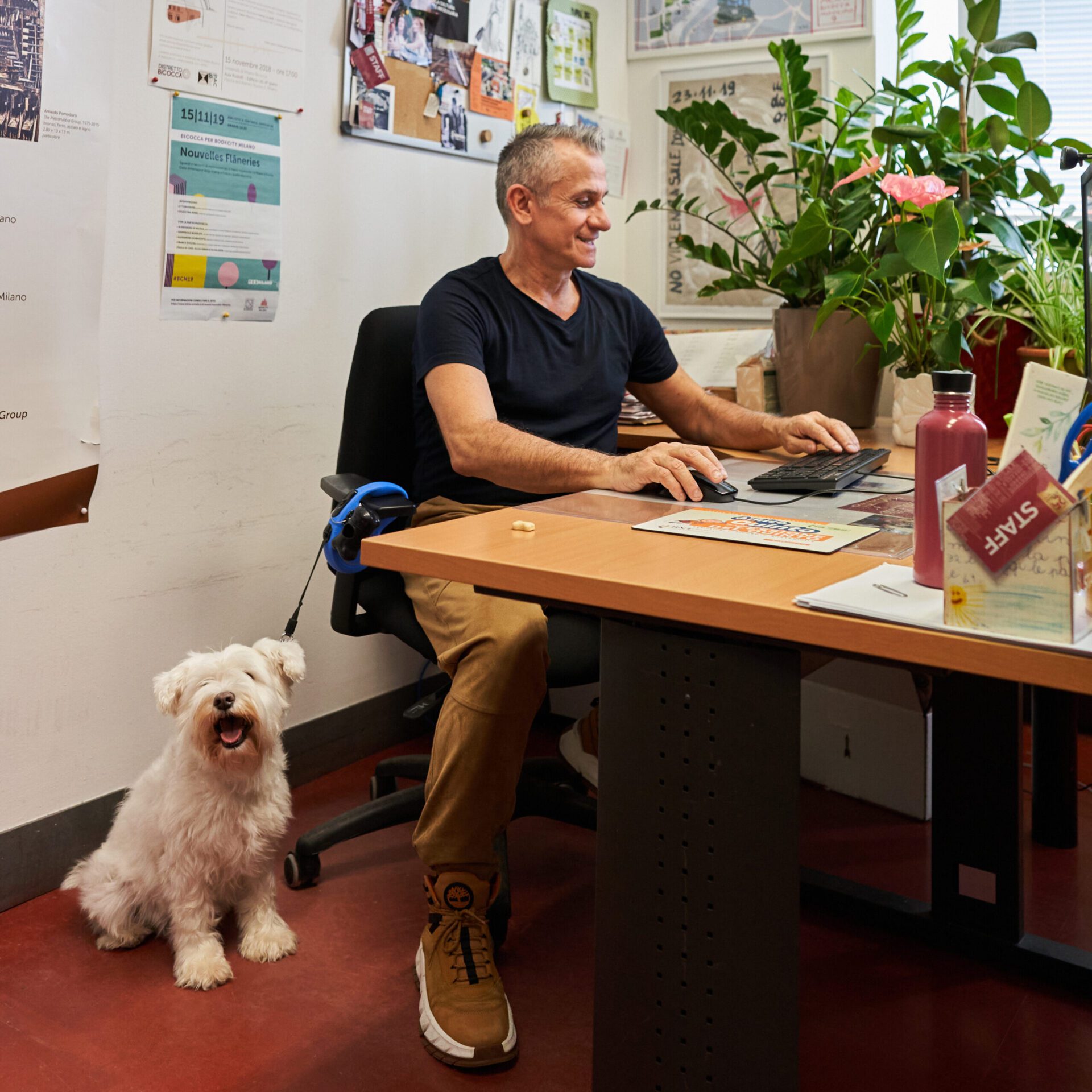 Good news - L'Università di Milano-Bicocca ammette i pet in ufficio! lavoratore università milano-bicocca con il proprio cane in ufficio